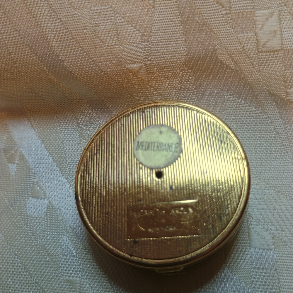Elizabeth Arden Gold Textured Compact - Picture 2 of 3